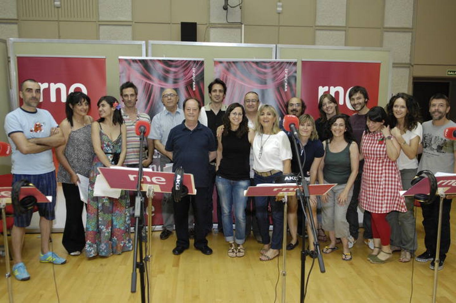 Foto de familia de los actores y equipo técnico que ha hecho posible la ficción sonora 'Extraños en un tren'