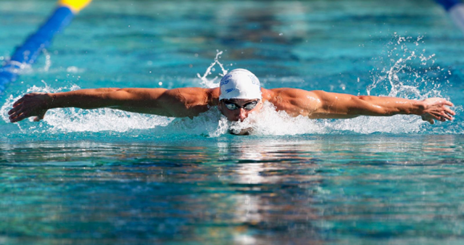 Imagen del nadador estadounidense Michael Phelps durante un momento de la carrera de 200 metros mariposa en la reunión de Santa Clara.