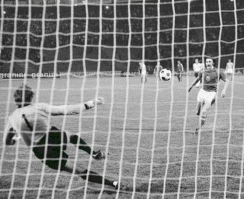 Panenka tirando su penalti en la final de la Eurocopa de 1976 ante Alemania Federal.