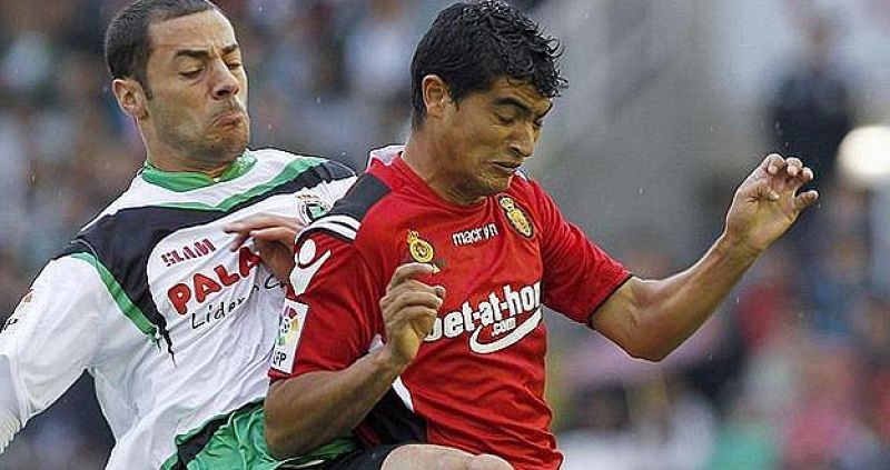 El nuevo fichaje del Getafe, el centrocampista Lacen, durante un partido con el Racing de Santander.