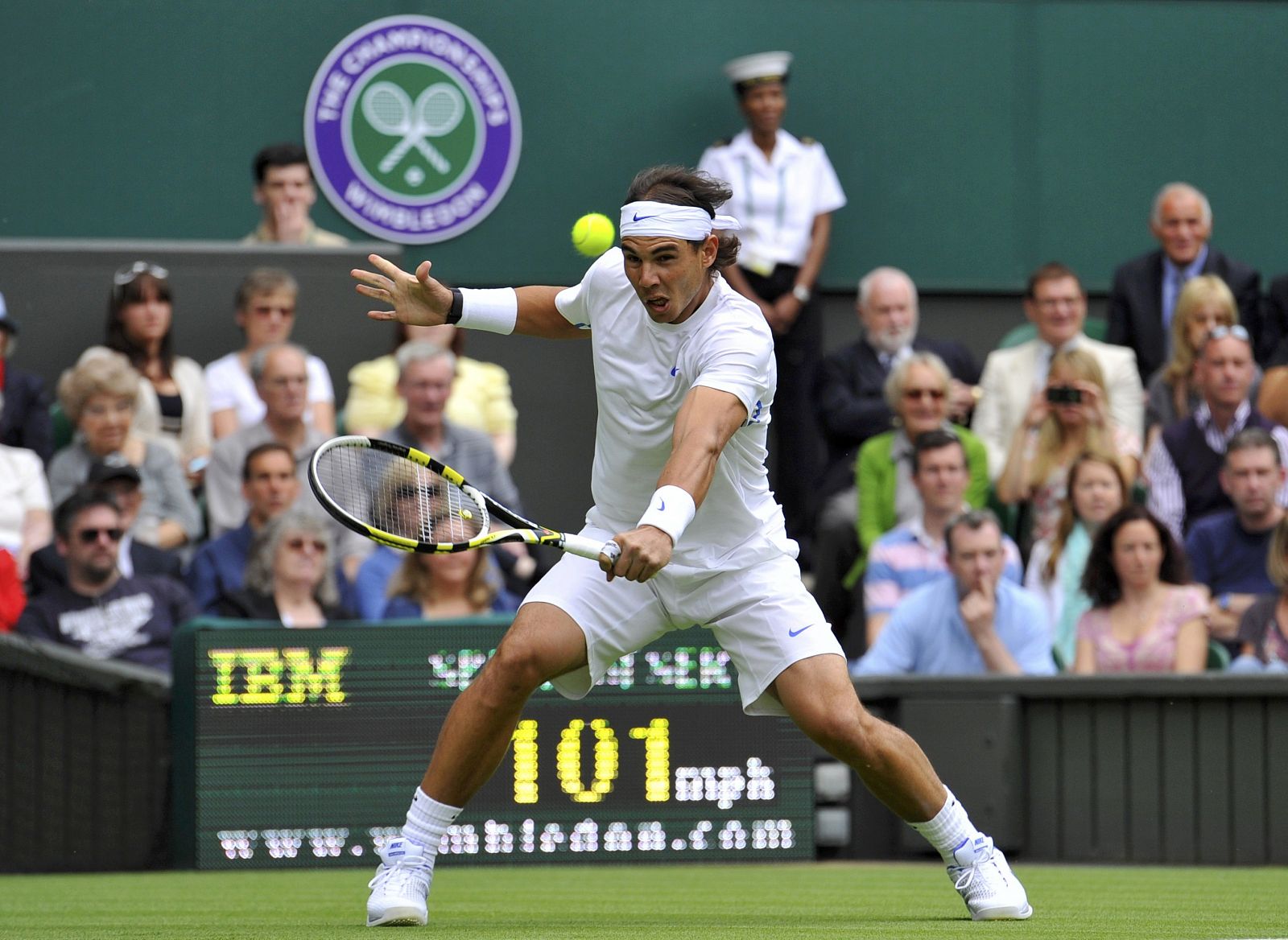 Nadal devuelve una pelota al estadounidense Michael Russell