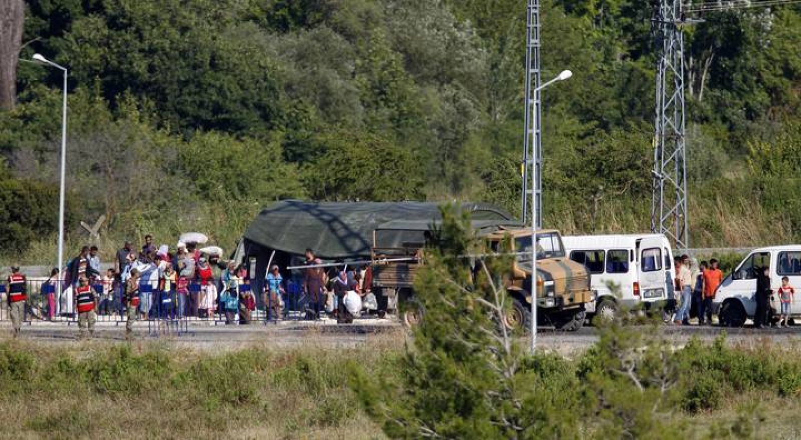 Refugiados sirios en Turquía antes de ser trasladados a un campo en la ciudad de Guvecci