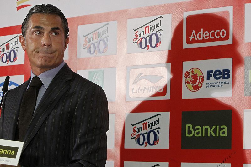 Sergio Scariolo, seleccionador nacional de baloncesto, durante la rueda de prensa en la que anunció los quince jugadores preseleccionados para el Europeo 2011.