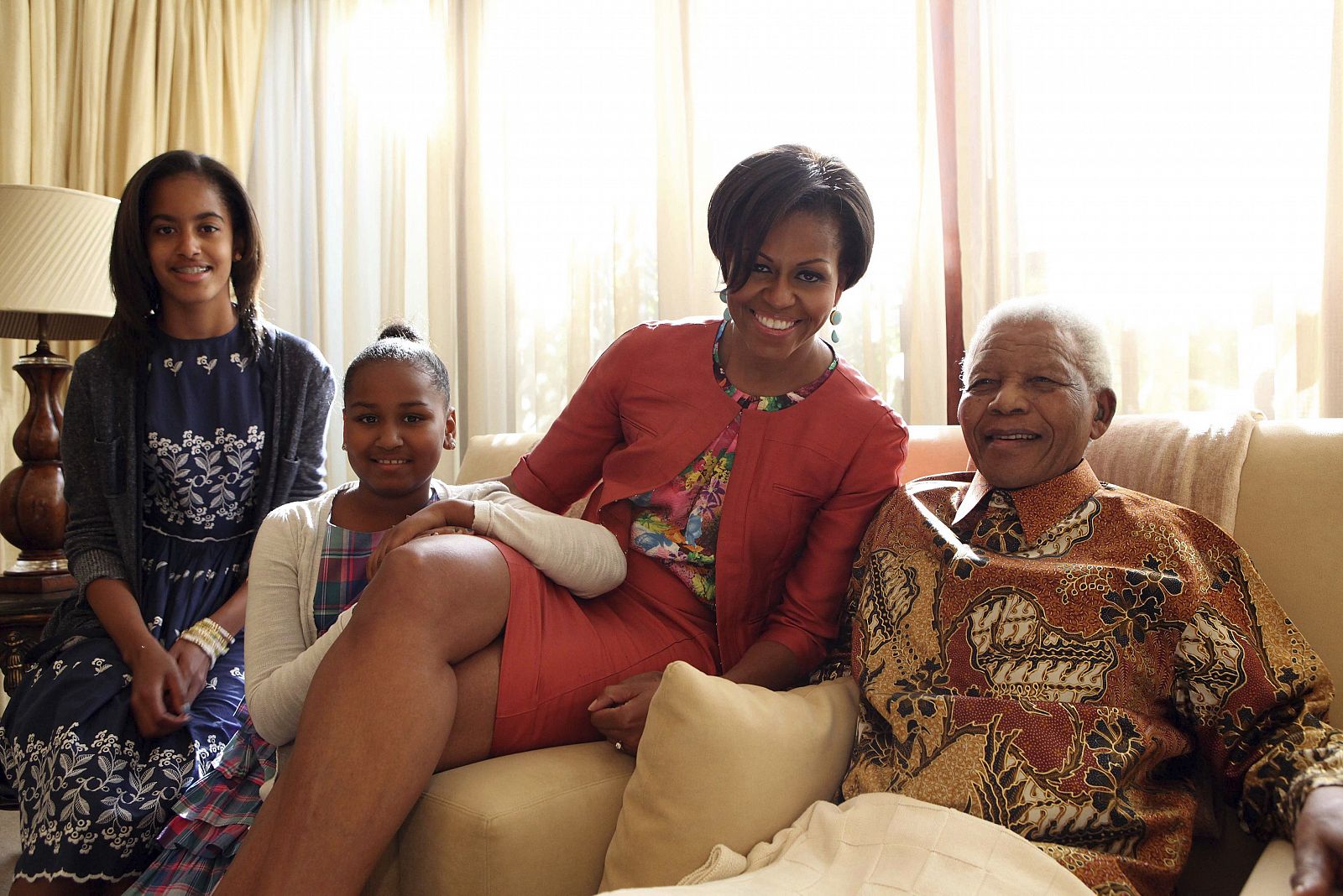 La primera dama de Estados Unidos, Michelle Obama, y sus hijas Maliay Sasha, durante el encuentro que han mantenido con el expresidente sudafricano Nelson Mandela, en su residencia en Houghton, Johannesburgo.