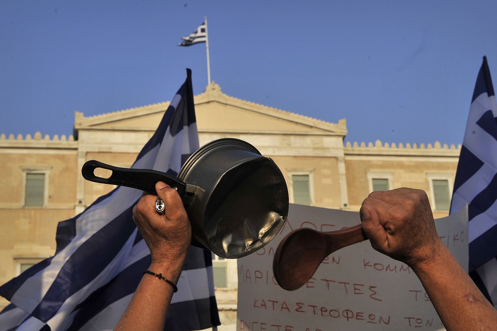 Un 'indignado' griego, durante una cacerolada contra el Parlamento.