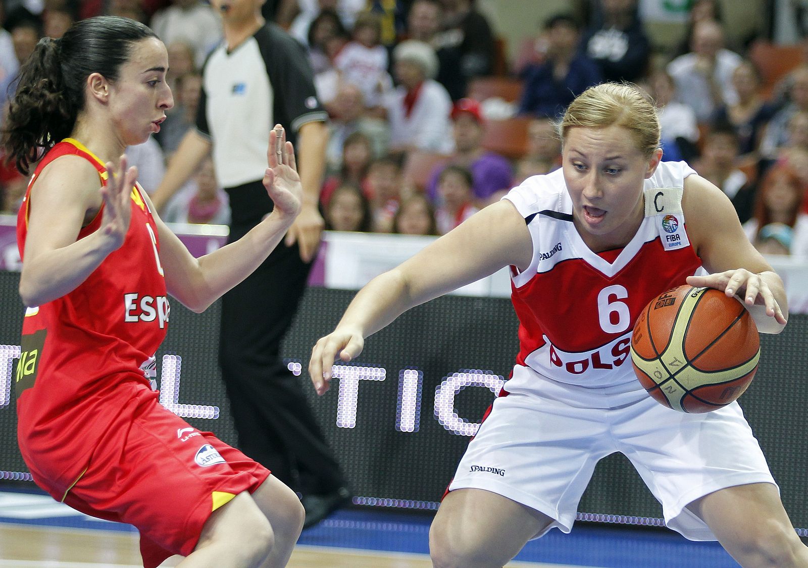 La base española Silvia Domínguez trata de frenar a la polaca Pawlak en un partido de la primera fase del Eurobasket de Polonia.