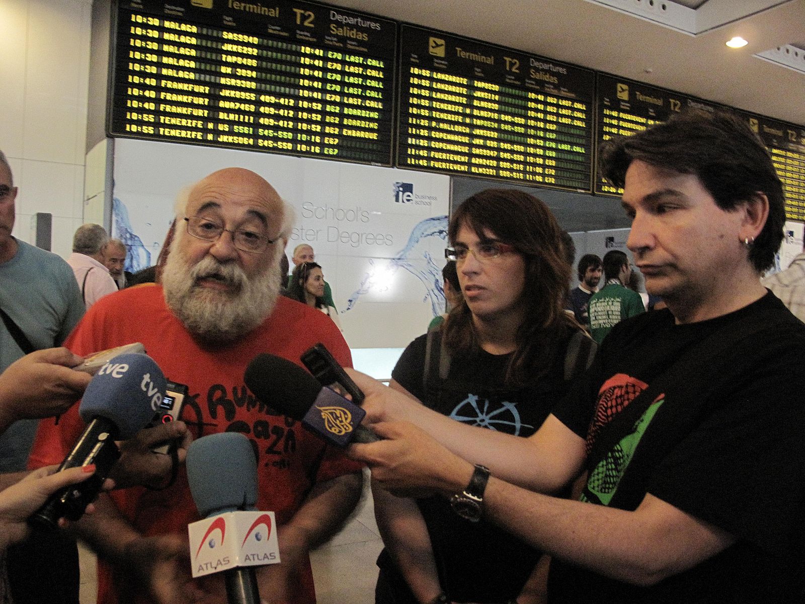 Activistas españoles de Rumbo a Gaza, en el Aeropuerto de Barajas, antes de embarcar a "algún punto del mar Mediterráneo" para formar parte de la Segunda Flotilla de la Libertad