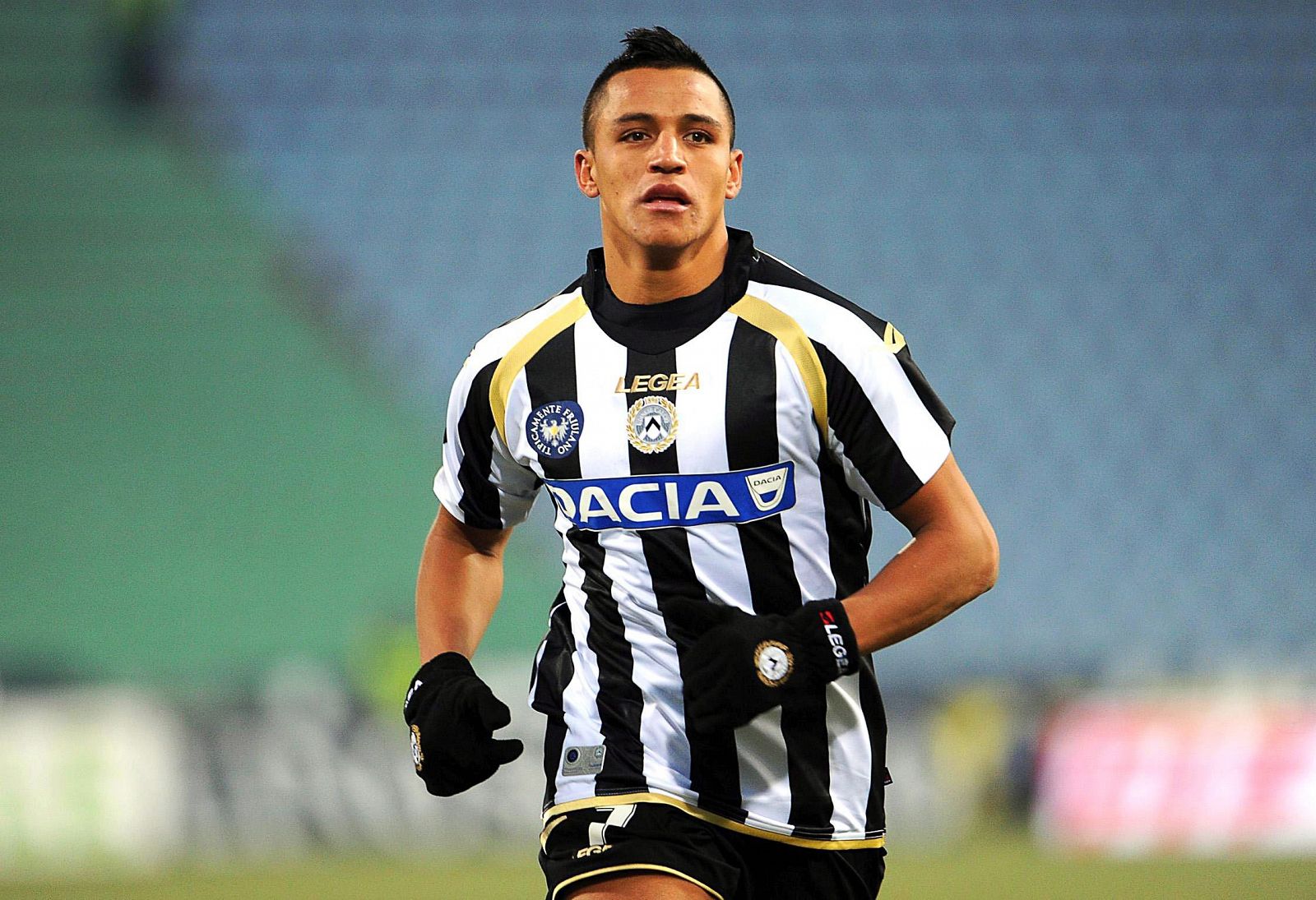 El jugador internacional chileno Alexis Sánchez, tras celebrar un gol con su equipo, el Udinese.