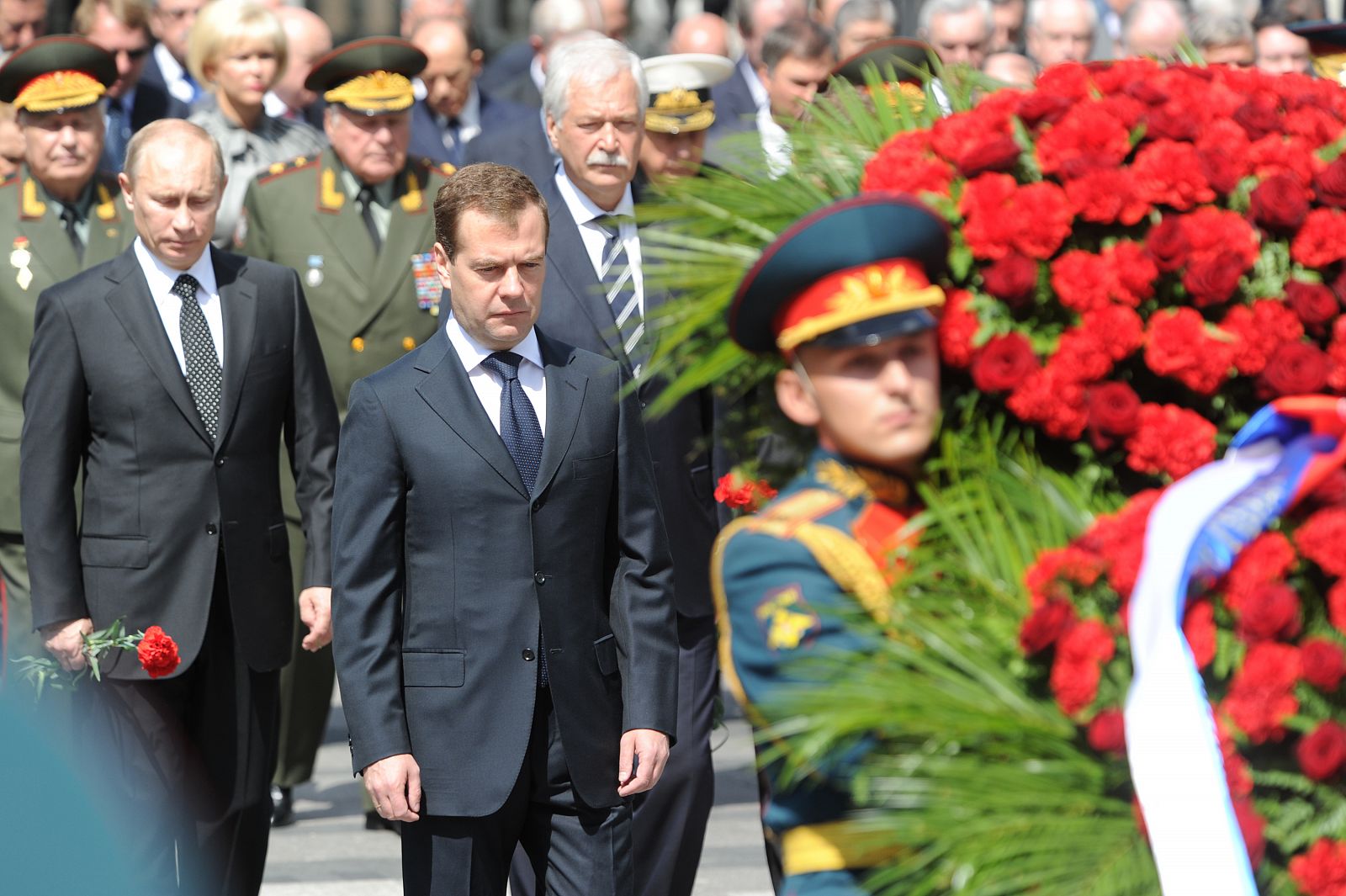 El primer ministro ruso, Vladimir Putin, y el presidente, Dimitri Medvédev, ante la tumba al soldado desconocido.