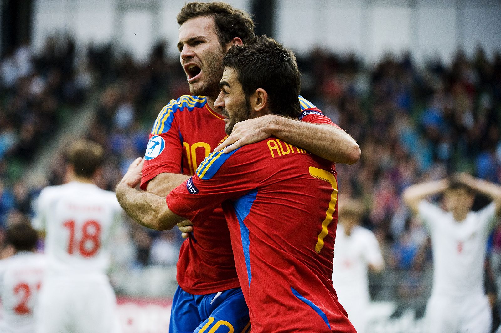 El jugador de España, Juan Mata, celebra con Adrián López, un gol de este último