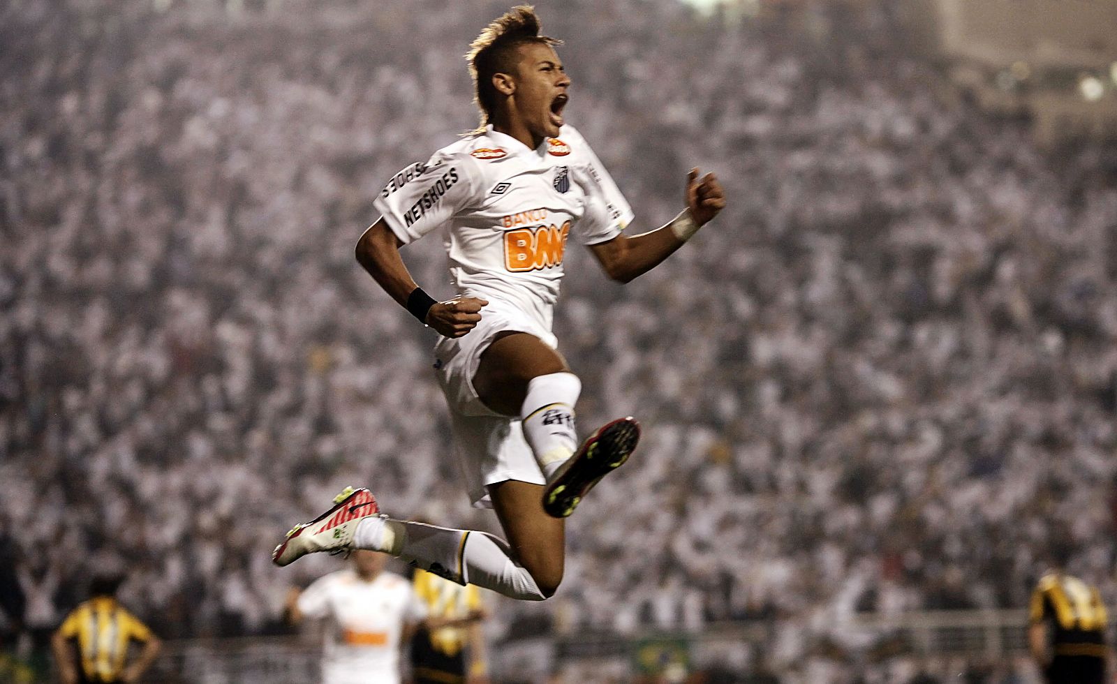 Neymar celebra su gol en la final de la Copa Libertadores.