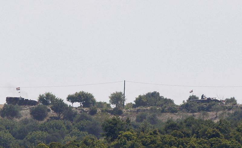 Vehículos acorazados sirios en las colinas junto a la frontera, no lejos de la localidad turca de Guvecci
