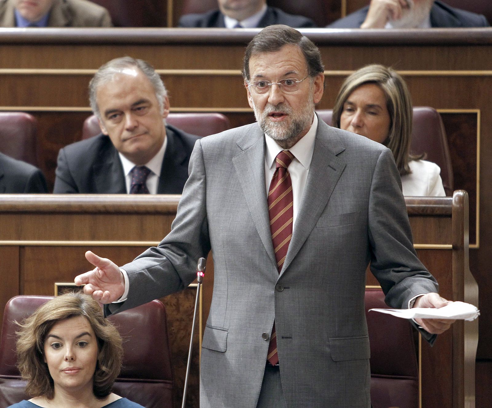 El líder el PP, Mariano Rajoy, se dirige al presidente del Gobierno, José Luis Rodríguez Zapatero, en el Congreso