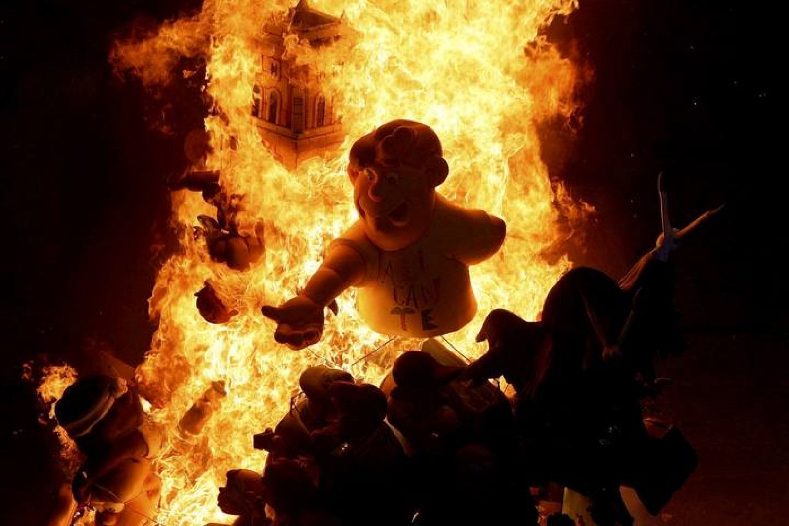 El rito del fuego purificador ilumina las calles de Alicante, en la tradicional 'Nit de San Joan'. 