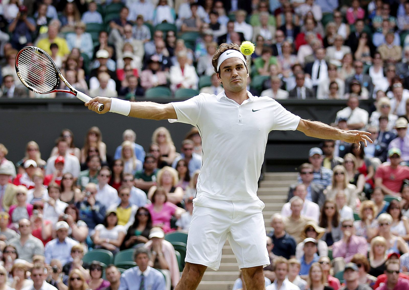 El tenista suizo Roger Federer devuelve la bola al argentino David Nalbandian