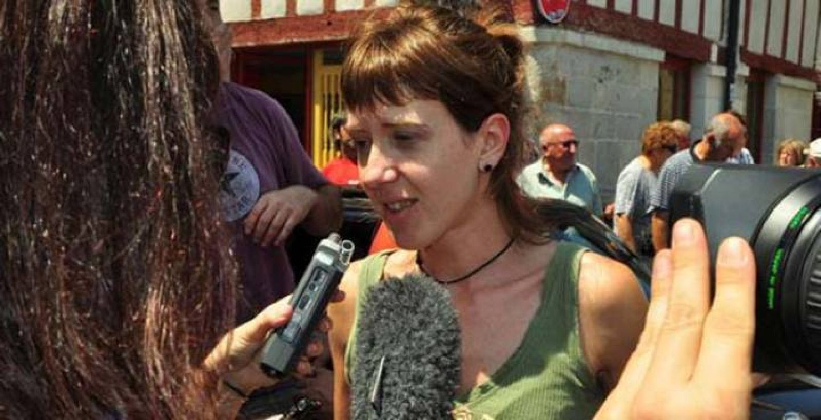 Aurore Martín habla con los medios de comunicación en la manifestación a su favor del 25 de junio de 2011