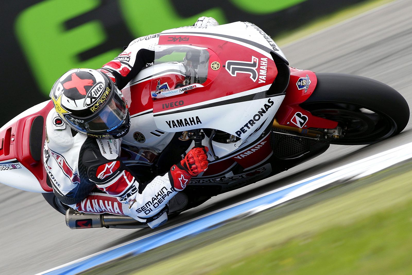 El español Jorge Lorenzo (Yamaha) pilota su motocicleta durante el Gran Premio de Holanda de MotoGP disputado en Assen.