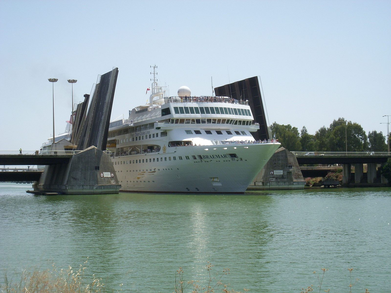 Un gran crucero llega a Sevilla