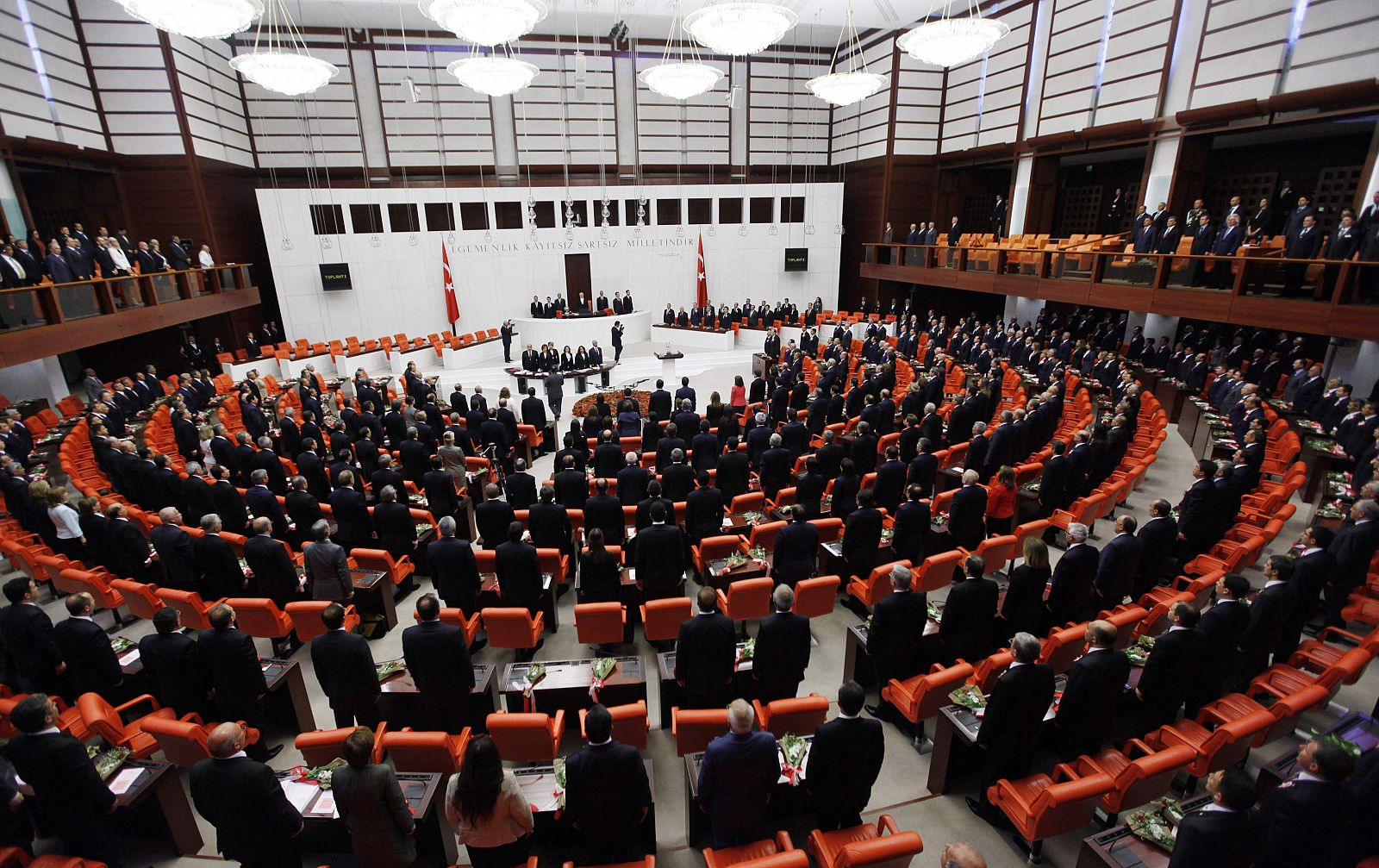 Diputados en el parlamento turco, en Ankara, durante la ceremonia de toma de posesión