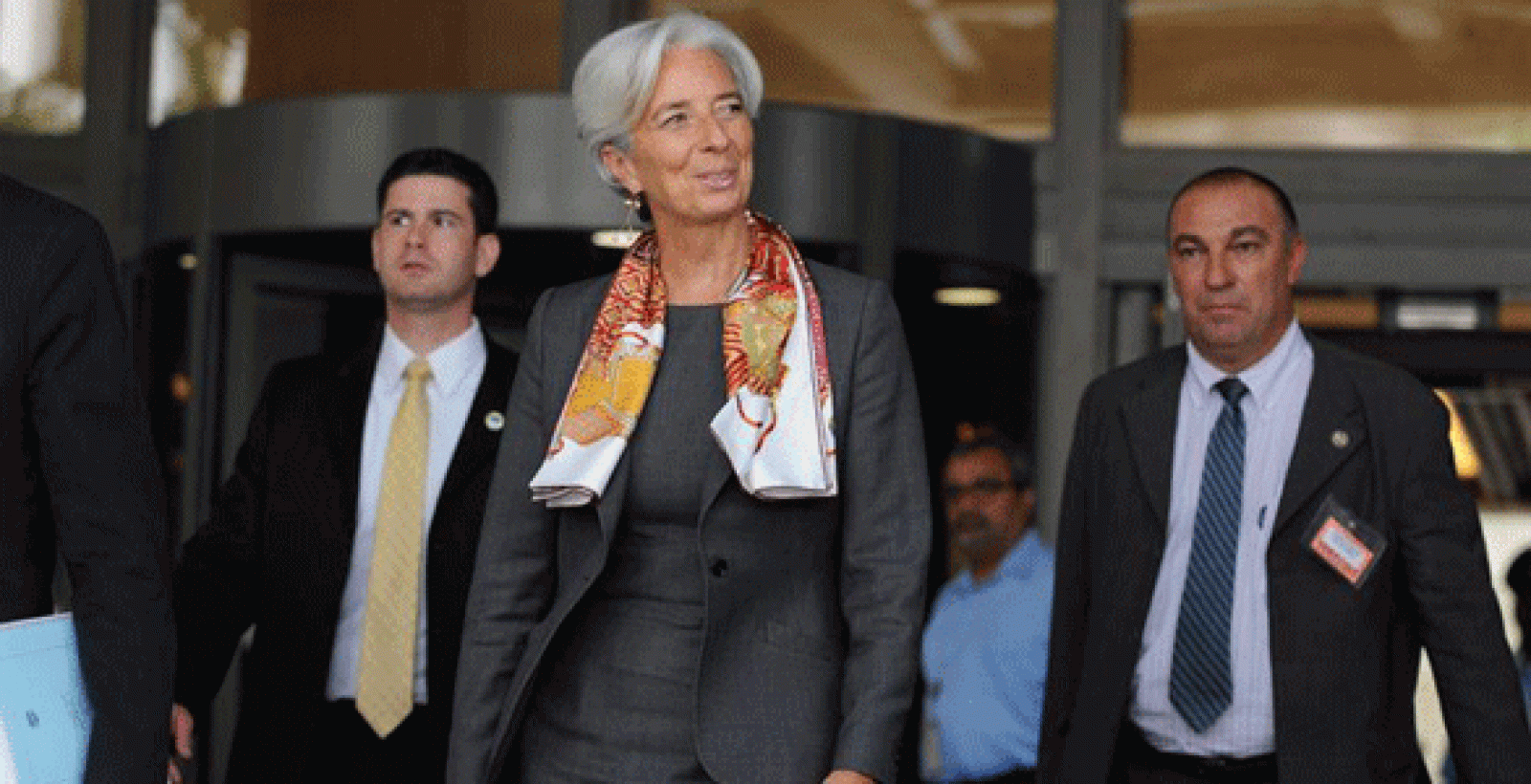 La ministra francesa de Finanzas, Christine Lagarde, sale de la sede del Fondo Monetario Internacional (FMI), el 23 de junio de 2011.