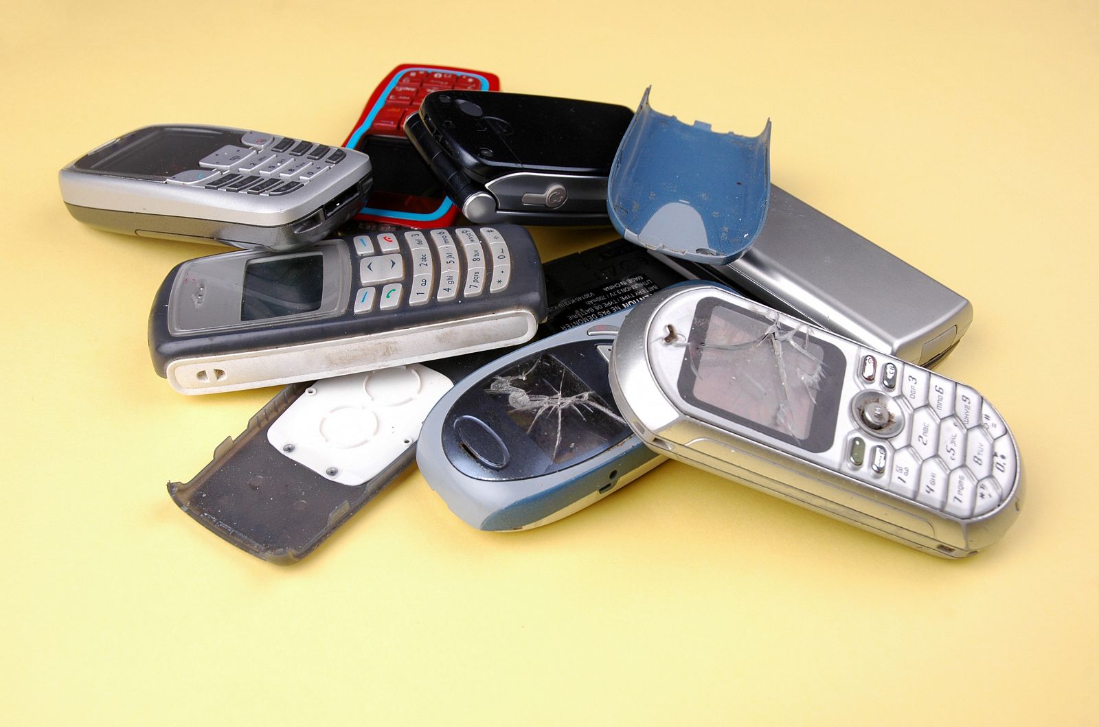 Los móviles desechados suelen acabar en un cajón o en la basura, casi nunca se reciclan adecuadamente