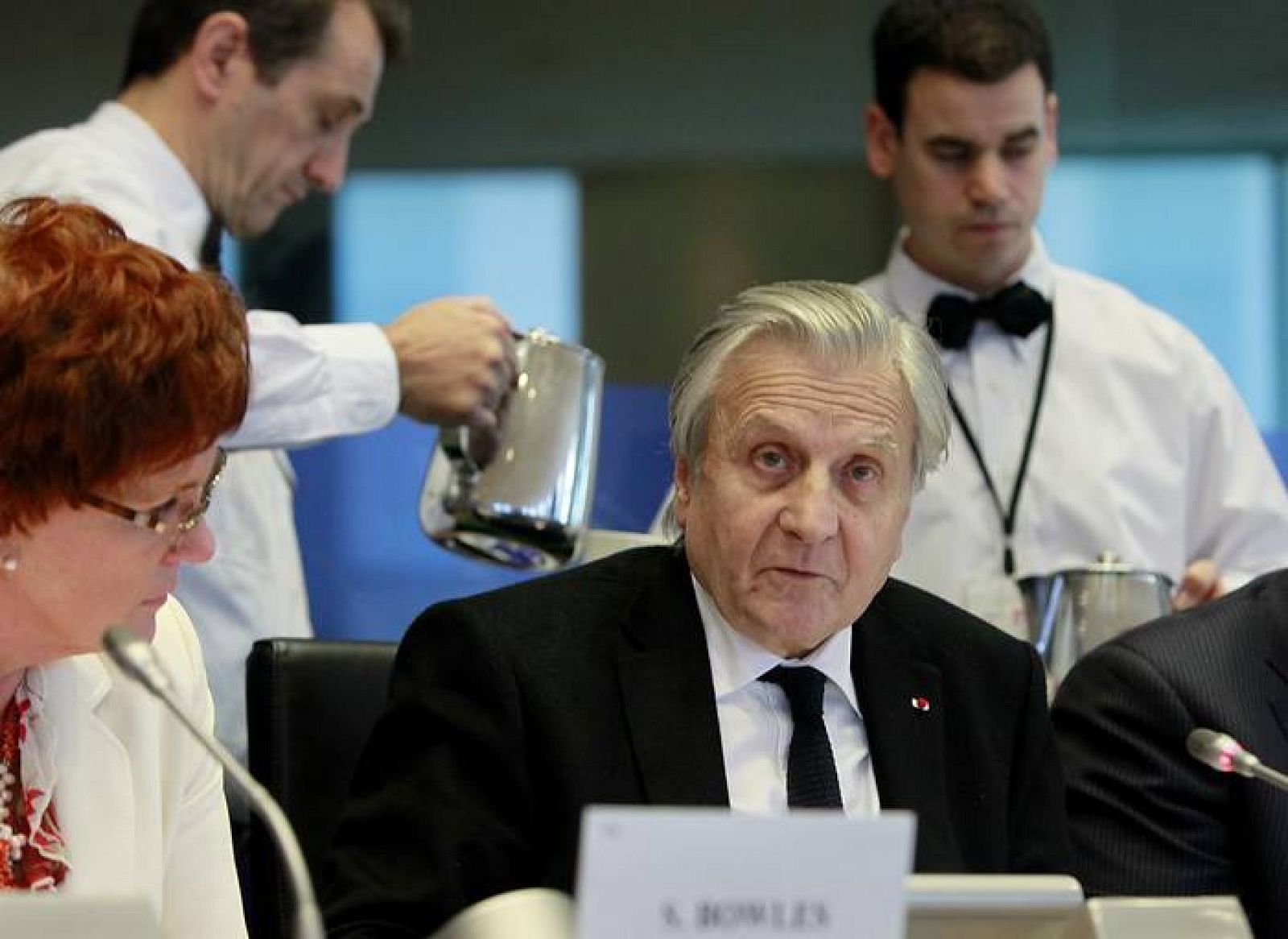 El presidente del Banco Central Europeo (BCE), Jean-Claude Trichet (dcha), comparece ante la comisión de Asuntos Económicos y Monetarios del Parlamento Europeo en Bruselas (Bélgica) 