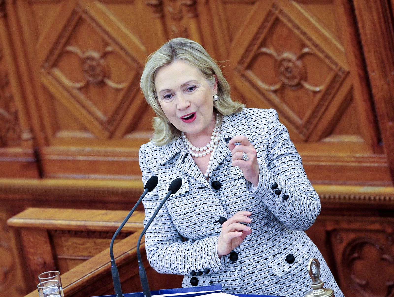 La secretaria de Estado de EE.UU., Hillary Clinton, durante su discurso en el parlamento húngaro