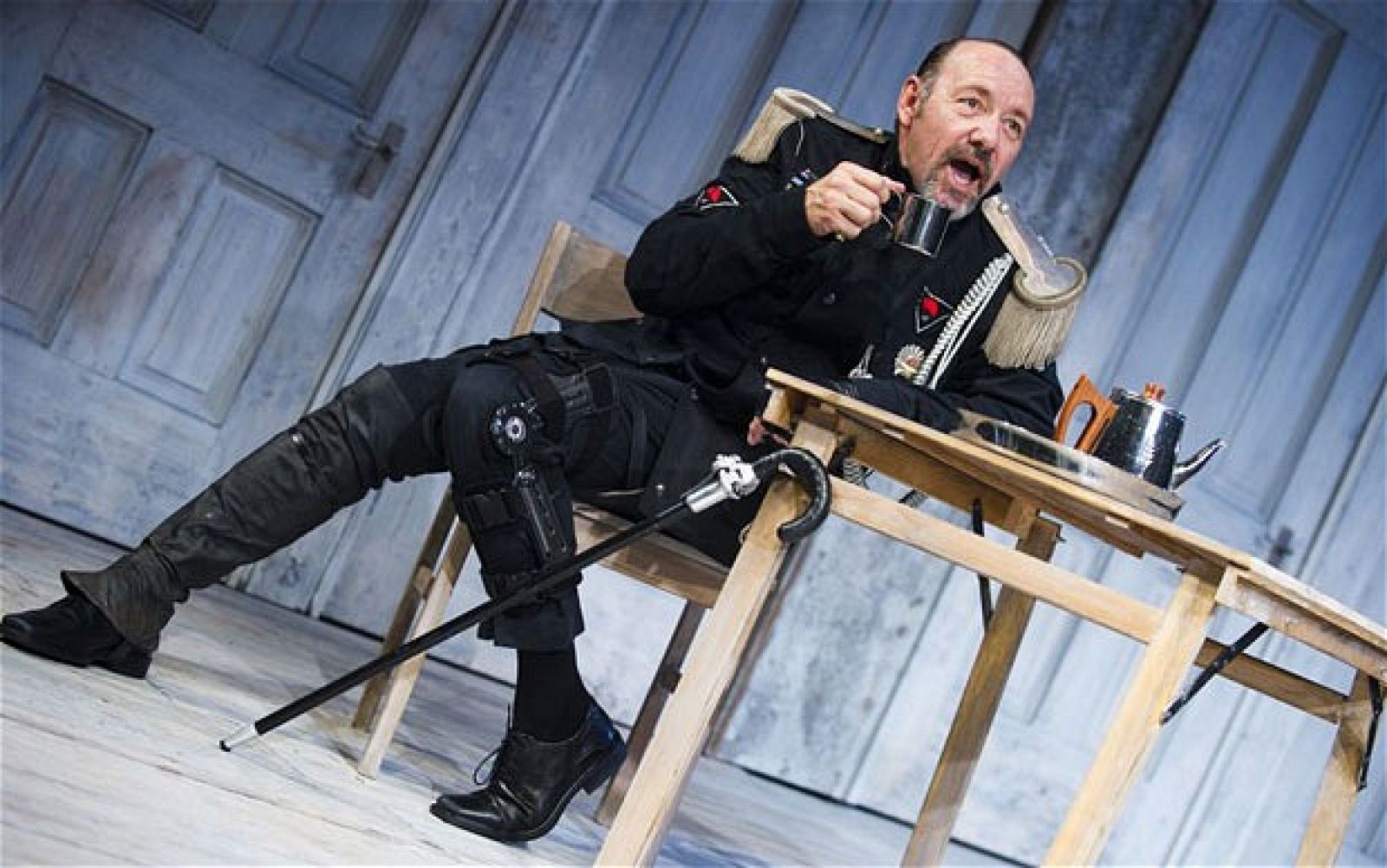 Kevin Spacey caracterizado como un moderno Ricardo III en el Old Vic Theatre de Londres.