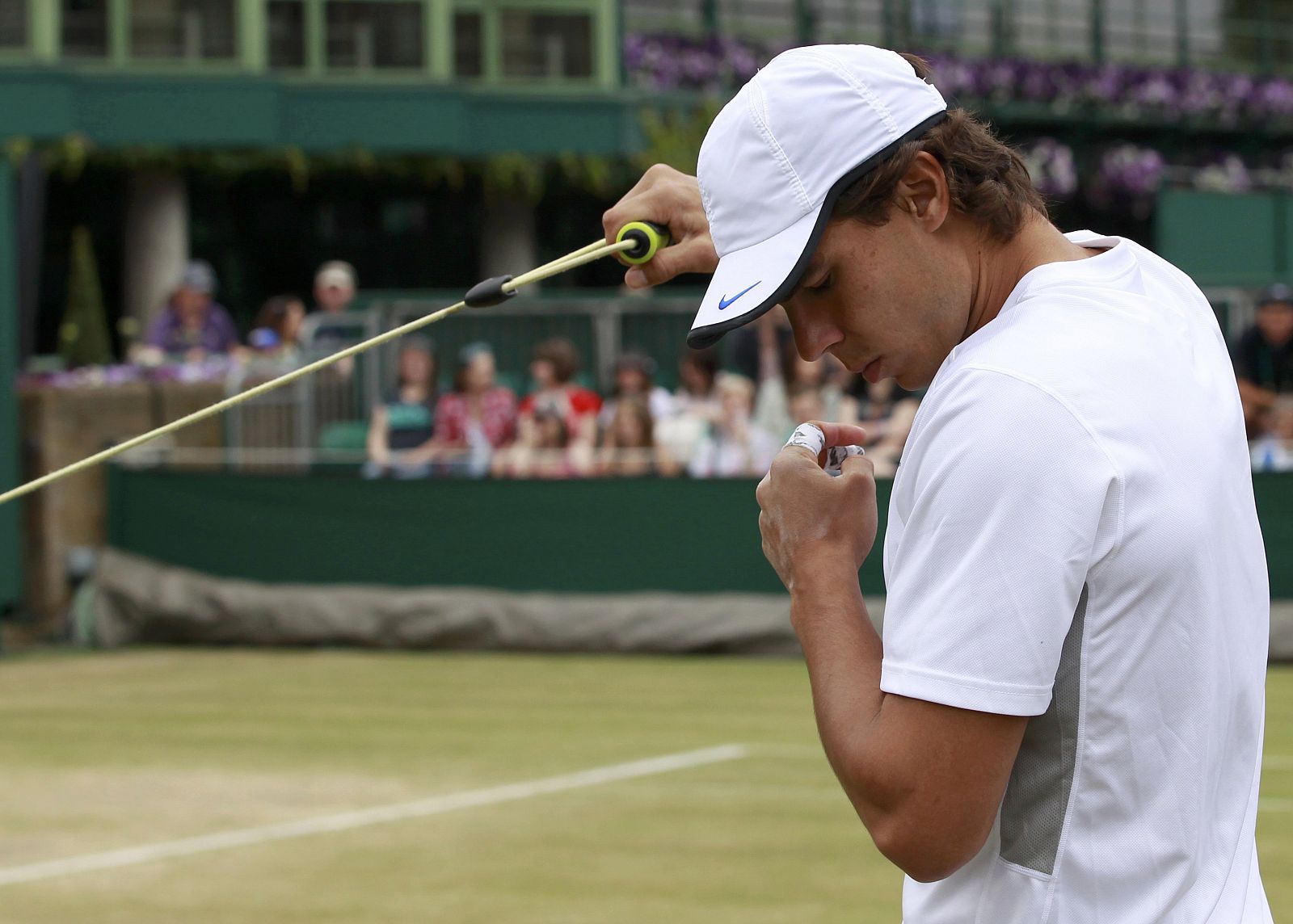 Nadal, durante su entrenamiento de este jueves, en la pista número 15 del All England Tennis Club de Londres.