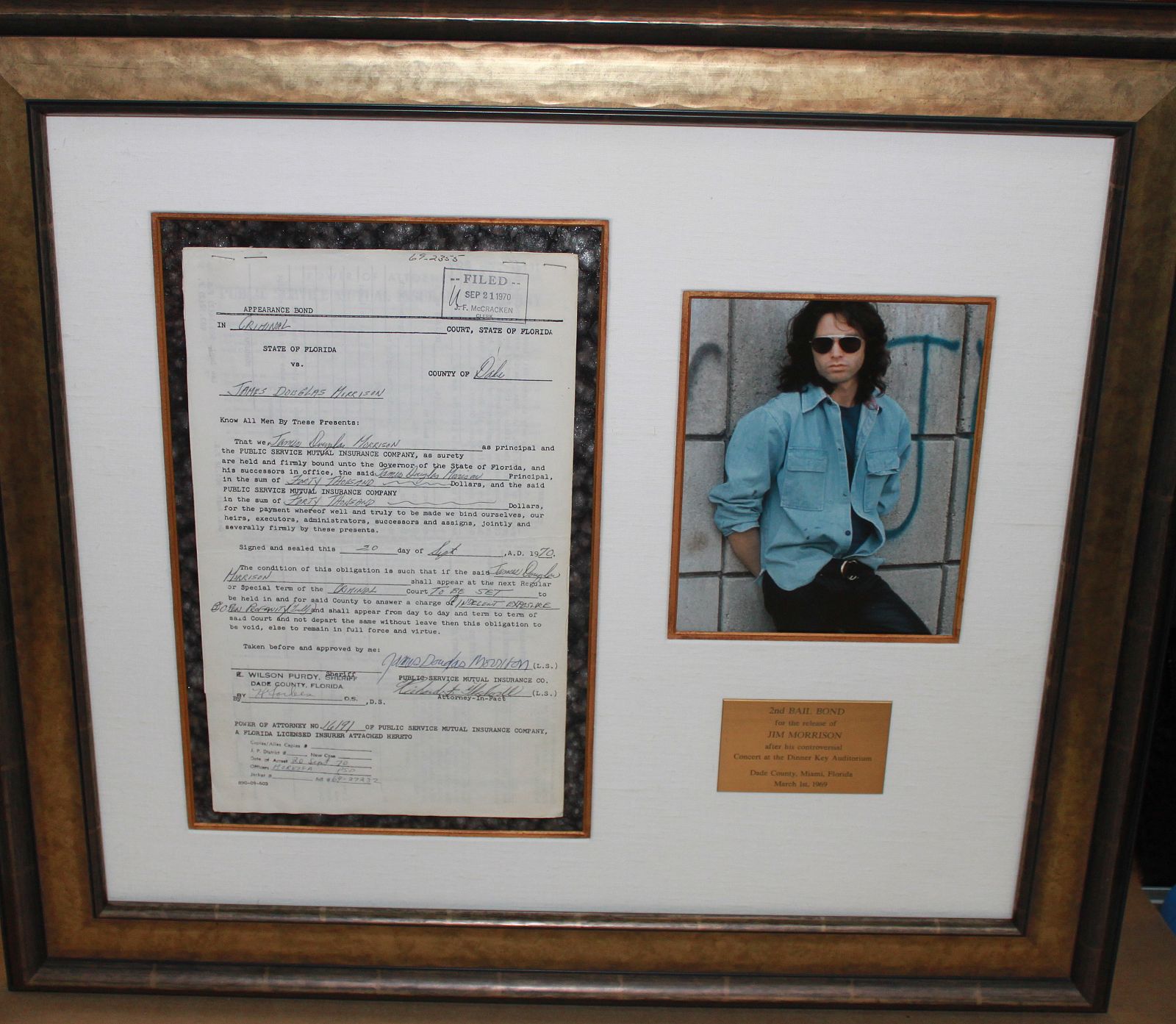 El acta de la fianza de Jim Morrison de la detención de Miami, uno de los artículos que exhibe y vende la galería The Rock and Roll Emporium.