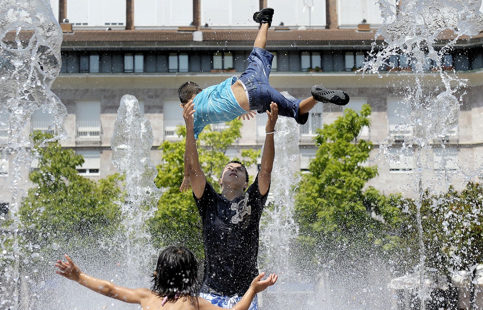 Jóvenes se divierten en la Plaza de Yamaguchi de Pamplona.