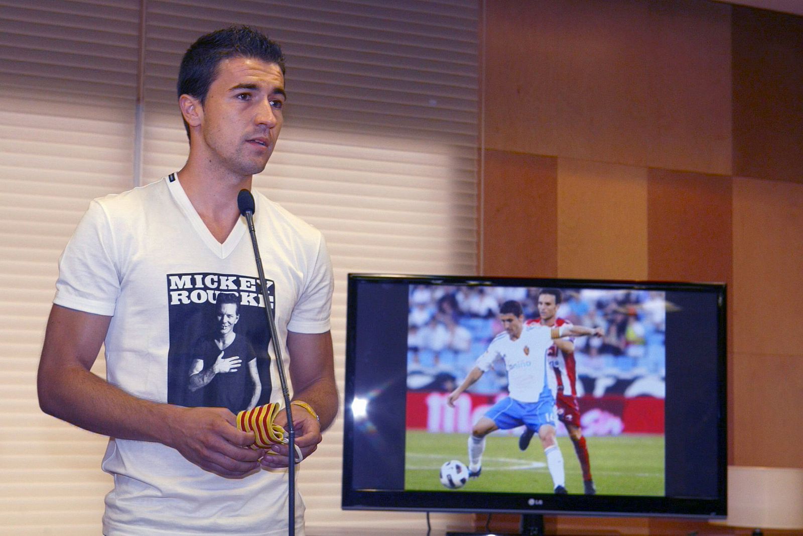 Gabriel Fernandez "Gabi", hasta ahora capitán del Real Zaragoza, durante el acto en el que se ha despedido hoy del equipo maño tras ser fichado por el Atlético de Madrid.