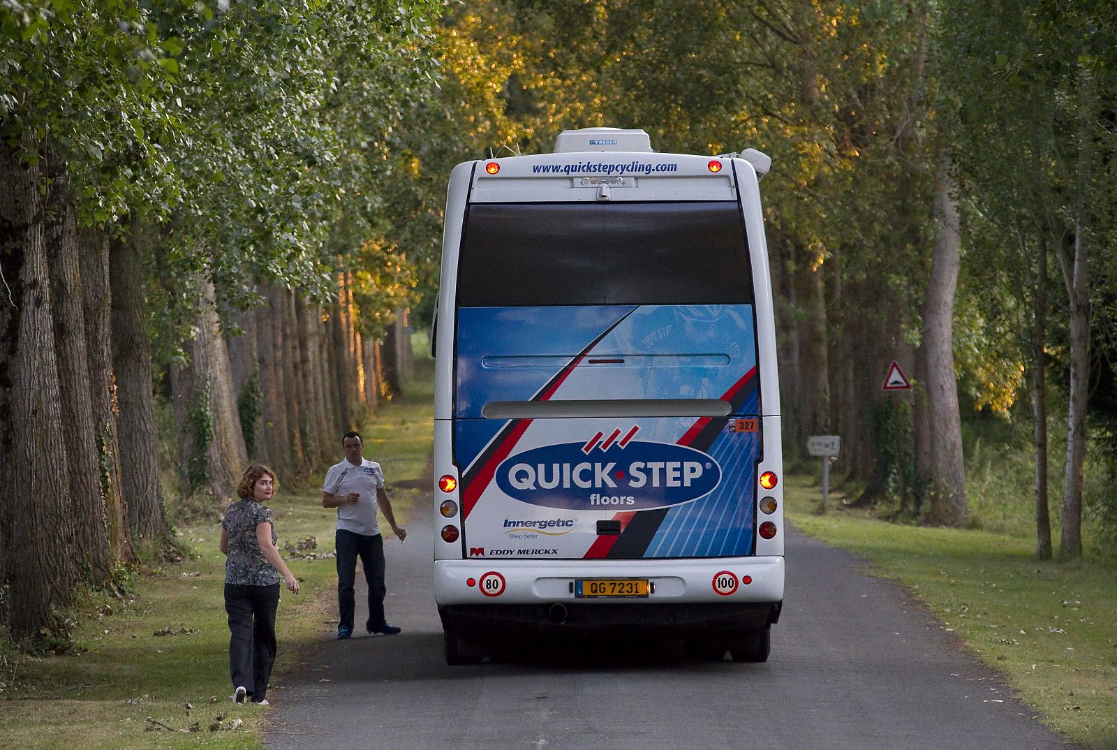 El bus del equipo de ciclismo Quickstep llega a su hotel tras ser inspeccionado en el camino por la policía.