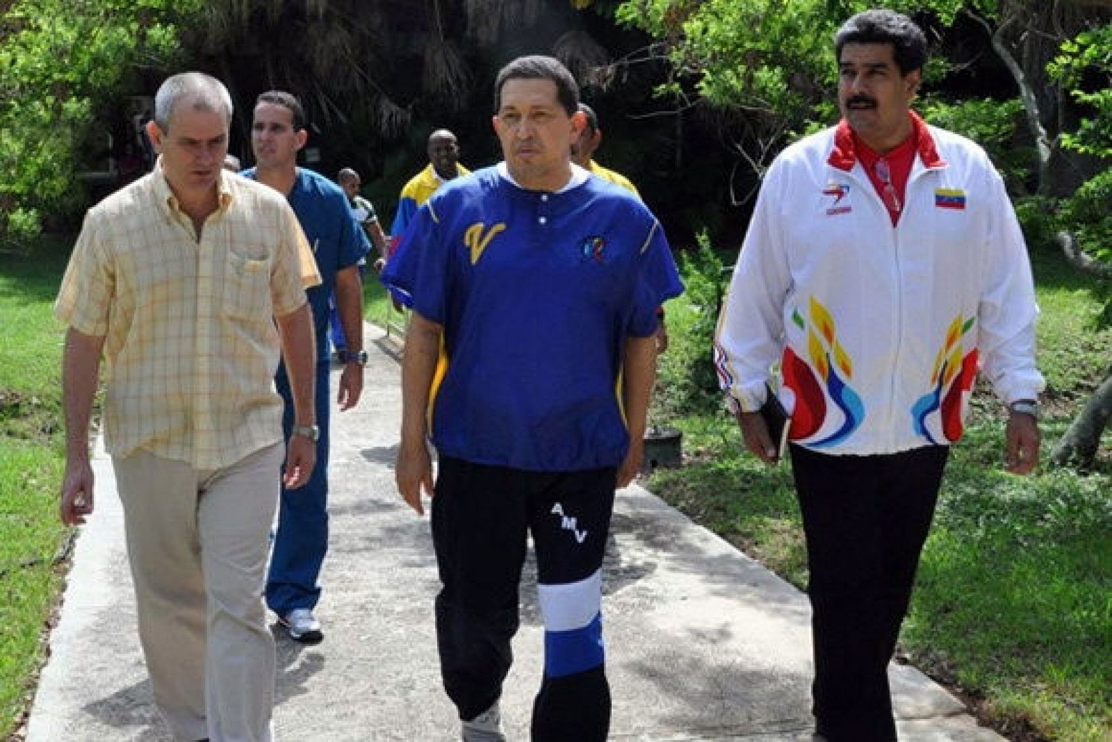 Hugo Chávez junto a su canciller, Nicolás Maduro, y uno de los doctores que le atienden en La Habana.