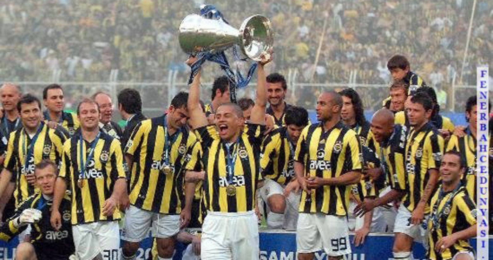 Los jugadores del Fenerbahçe turco celebran el título de Liga.