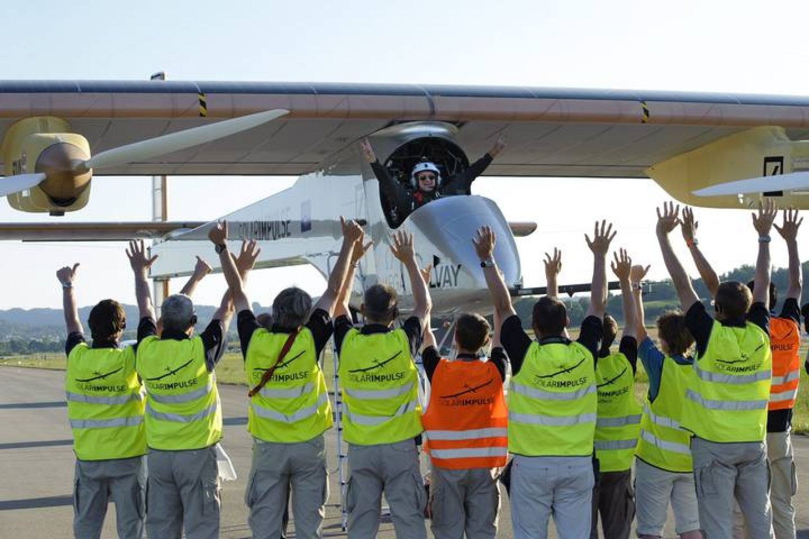 El piloto Andre Borschberg celebra, tras aterrizar con el avión experimental, su primer vuelo internacional. 
