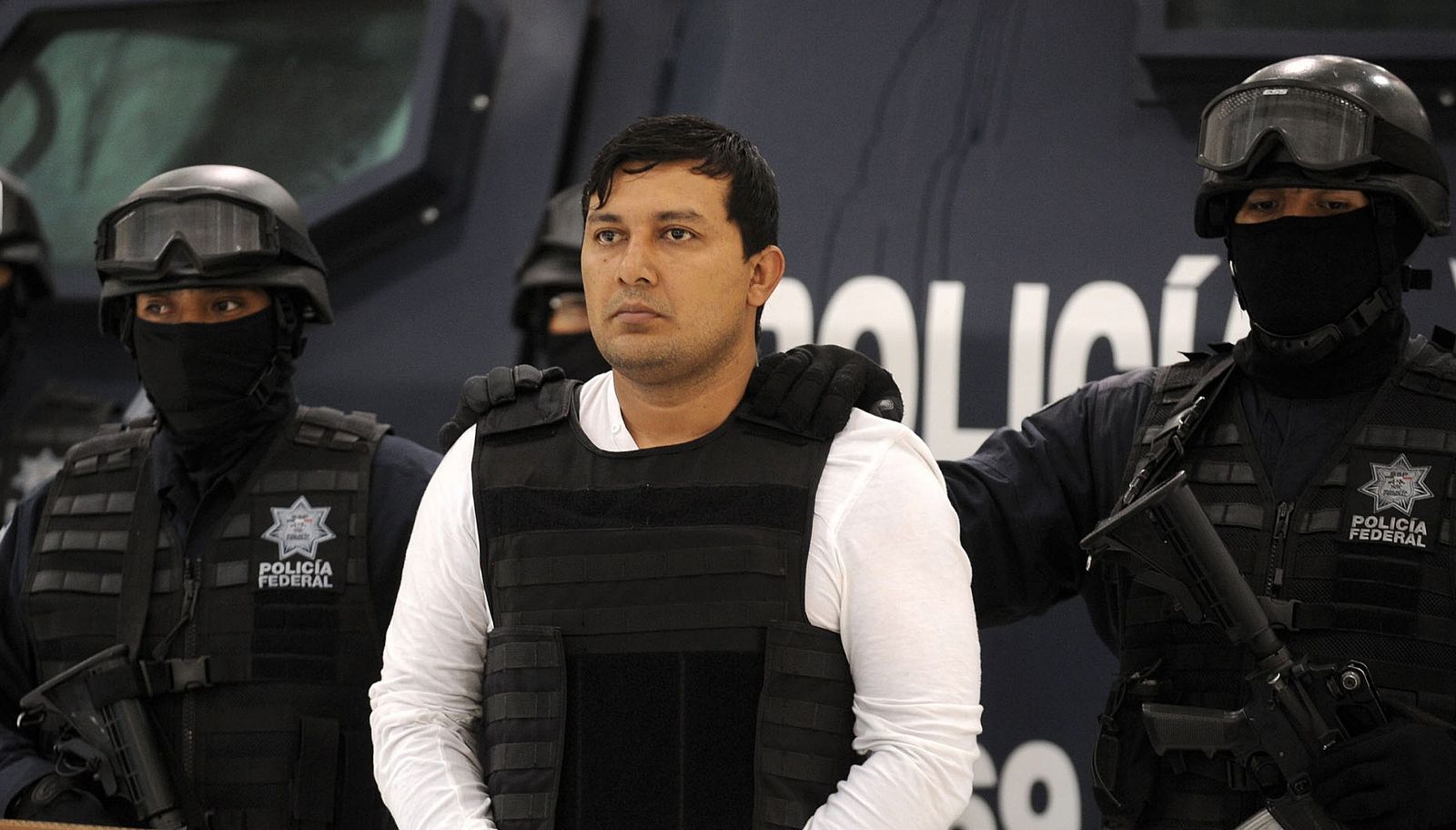 Policias federales custodian a Jesús Enrique Rejón Aguilar, alias "El Mamito", número 3 de la organización criminal de Los Zetas"