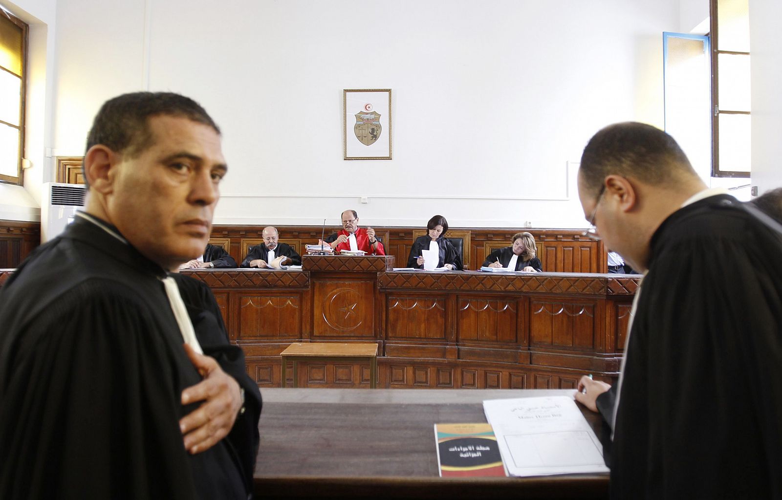 Los abogados que representan a Ben Alí, antes de abandonar el tribunal.