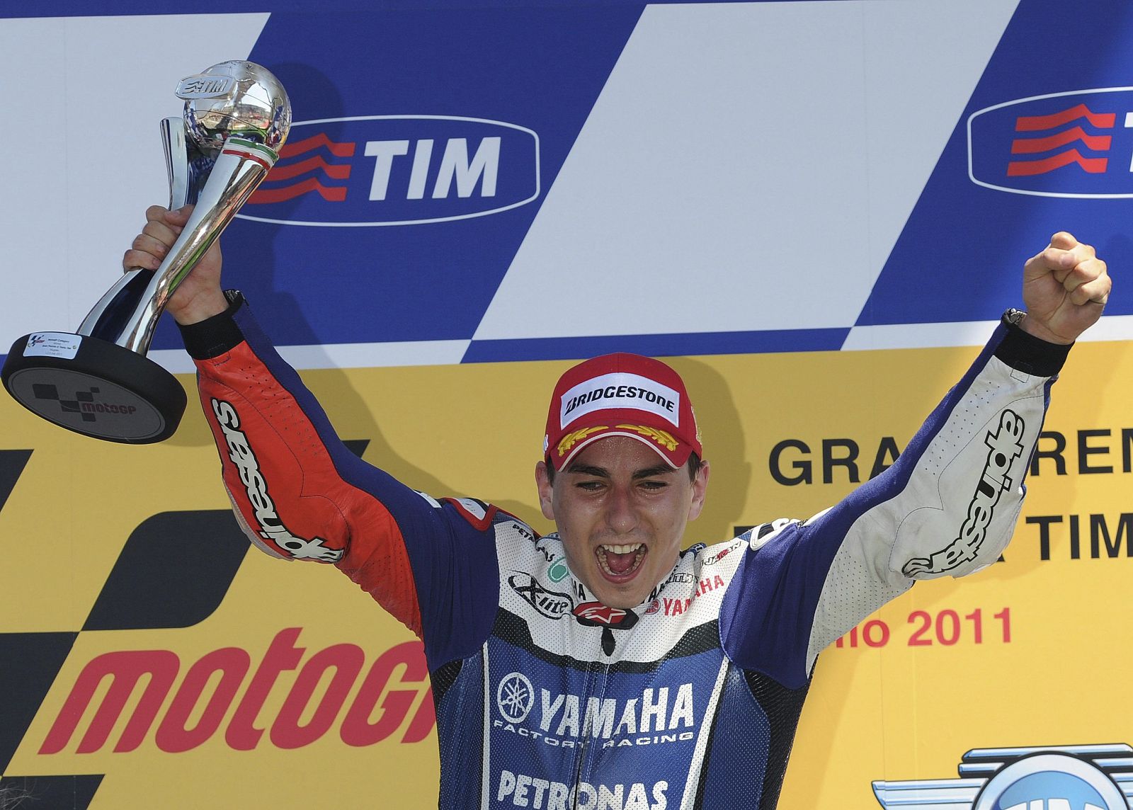 Lorenzo celebra en el podio su victoria en la carrera de MotoGP en el GP de Italia.