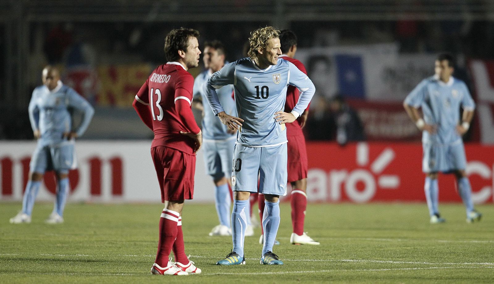 El peruano Acasiete y el uruguayo Forlán durante el partido de la Copa América que enfrentó a sus países.