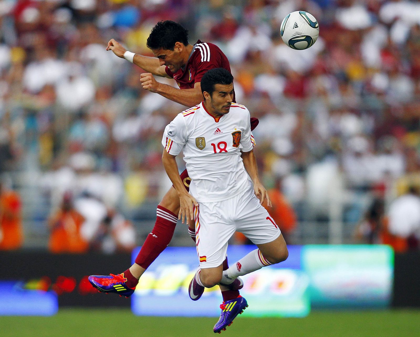 El internacional español y jugador del Barça disputa un balón durante el último amistoso contra Venezuela