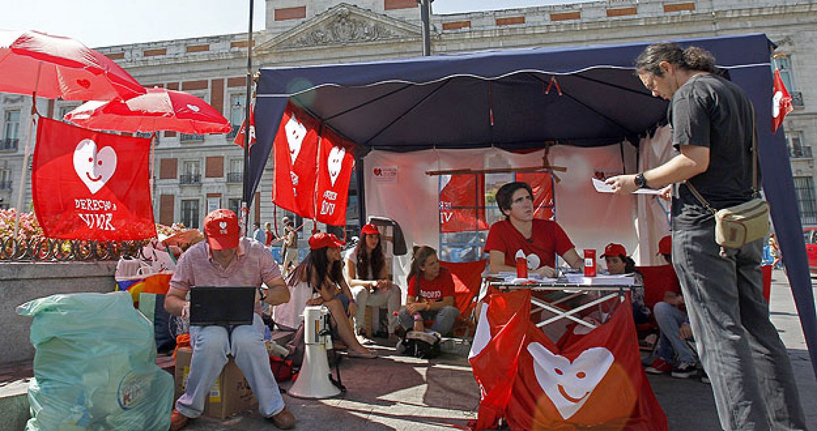 Los miembros de la acampada de Derecho a Vivir en la Puerta del Sol