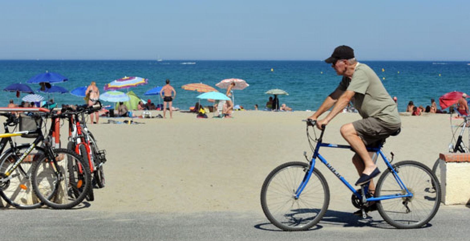 Turistas en la playa de Saint-Cyprien el 5 de julio de 2011