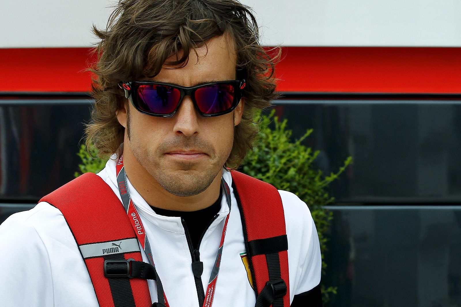 El piloto español de Fórmula Uno, Fernando Alonso, de la escudería Ferrari, camina por el paddock del circuito de Silverston.