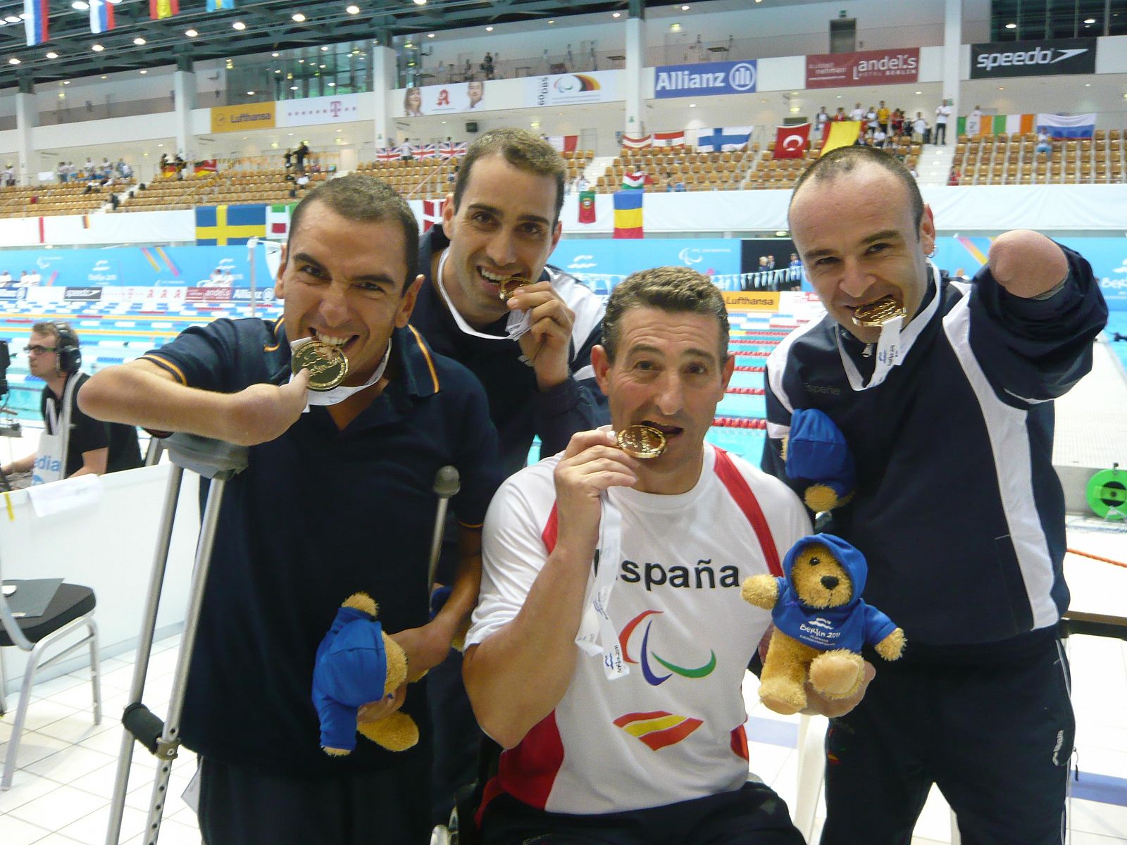 El equipo español de relevo masculino 4x50 celebra el oro conseguido en Berlín