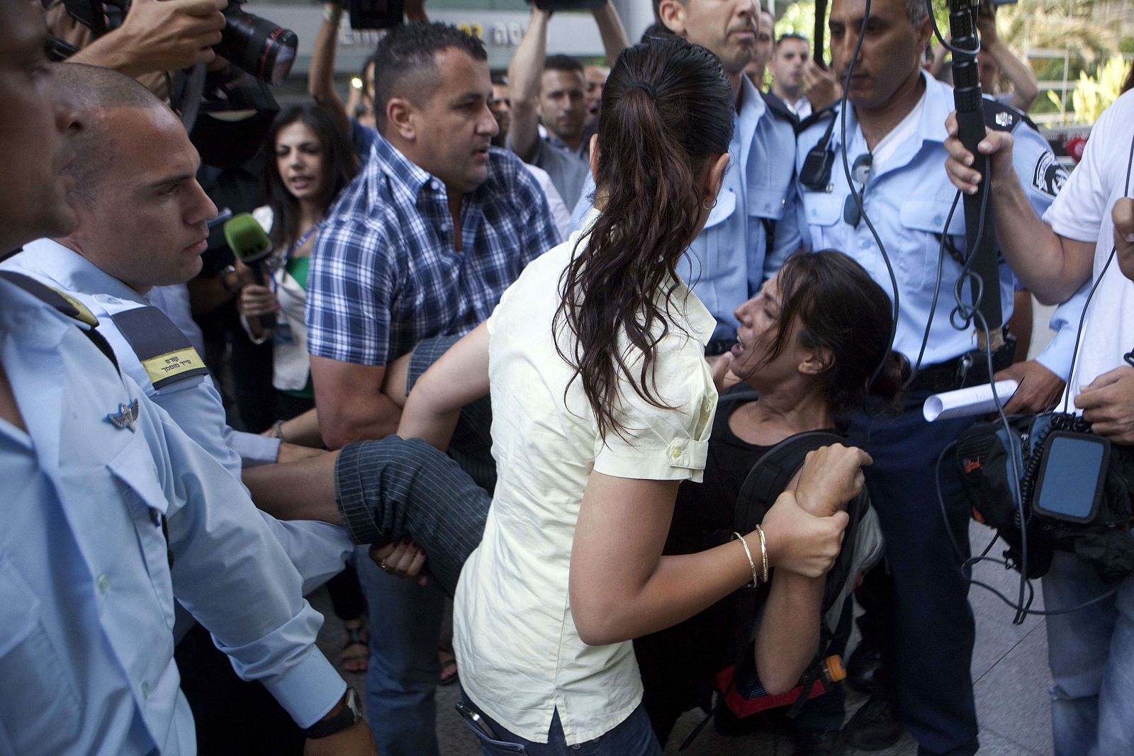 La Policía israelí detiene a una activista a su llegada al aeropuerto Ben Gurión del Tel Aviv.
