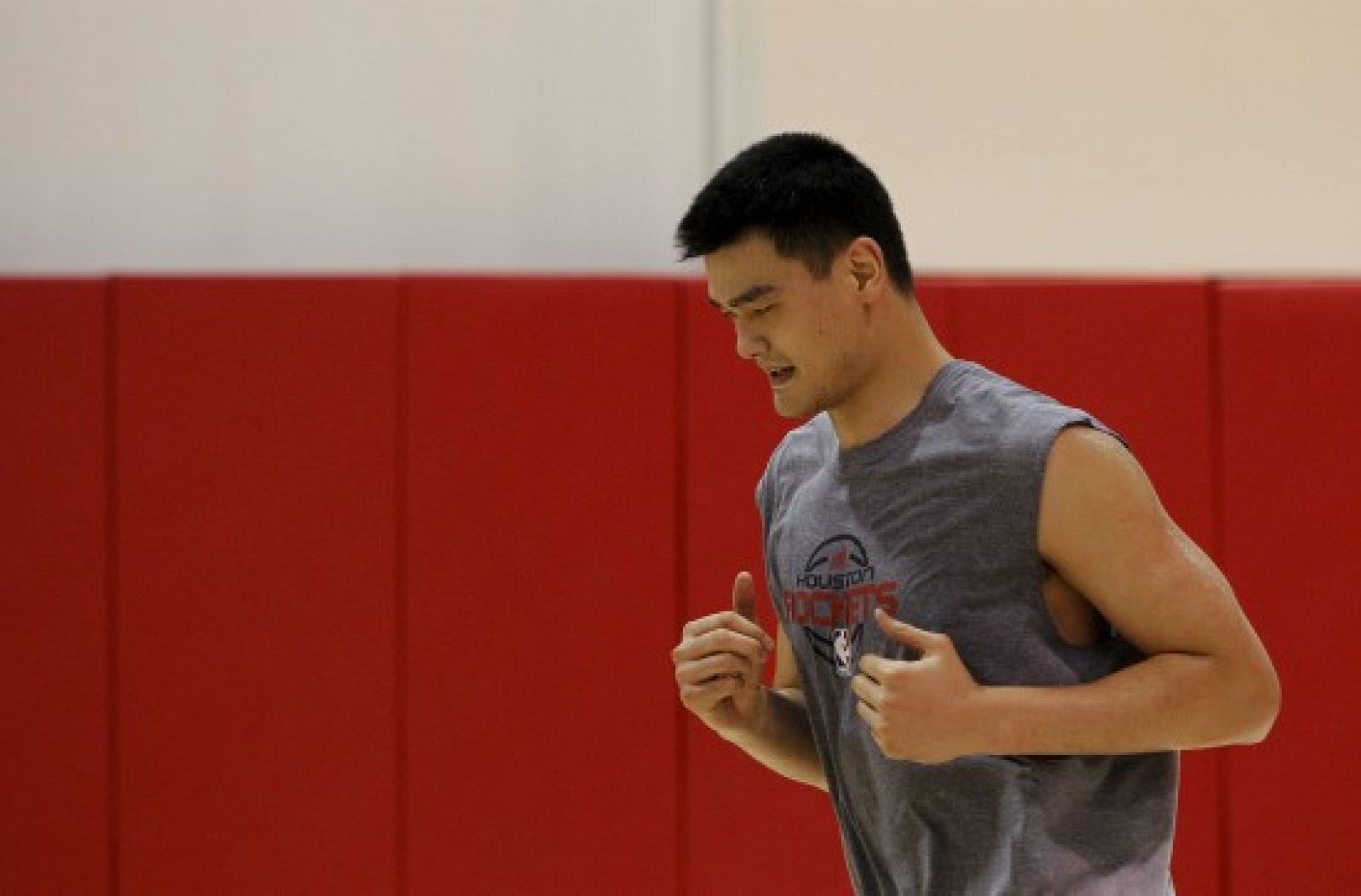 Yao Ming, jugador de los Houston Rockets, se retira de la NBA