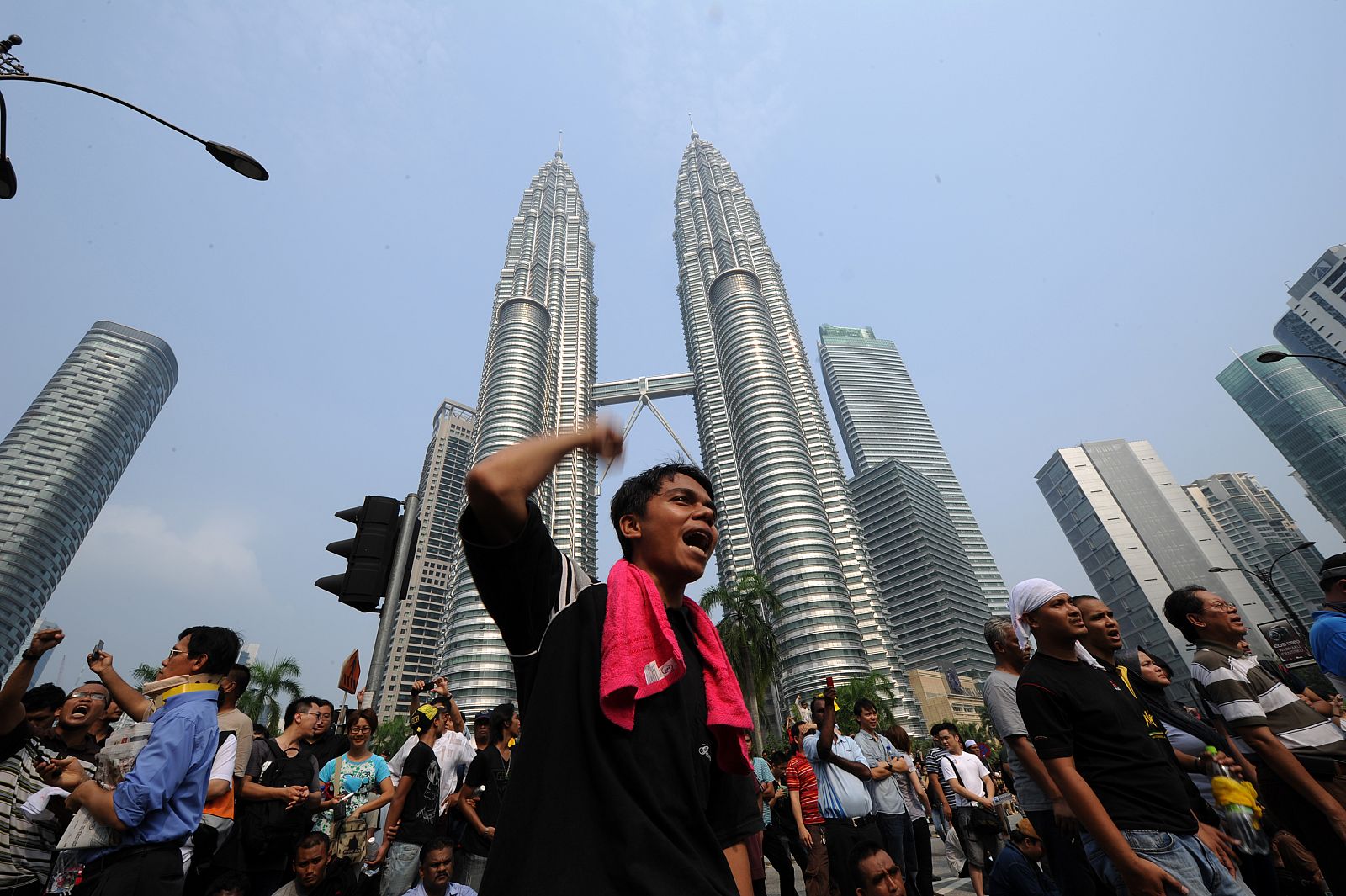 Manifestantes durante la marcha que exigía una reforma electoral, frente a las emblemáticasTorres Gemelas en Kuala Lumpur.