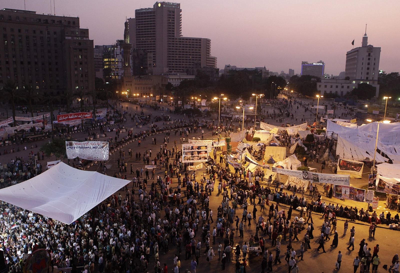 Aspecto de la plaza Tahrir este sábado por la noche, tras dos días consecutivos de protestas.