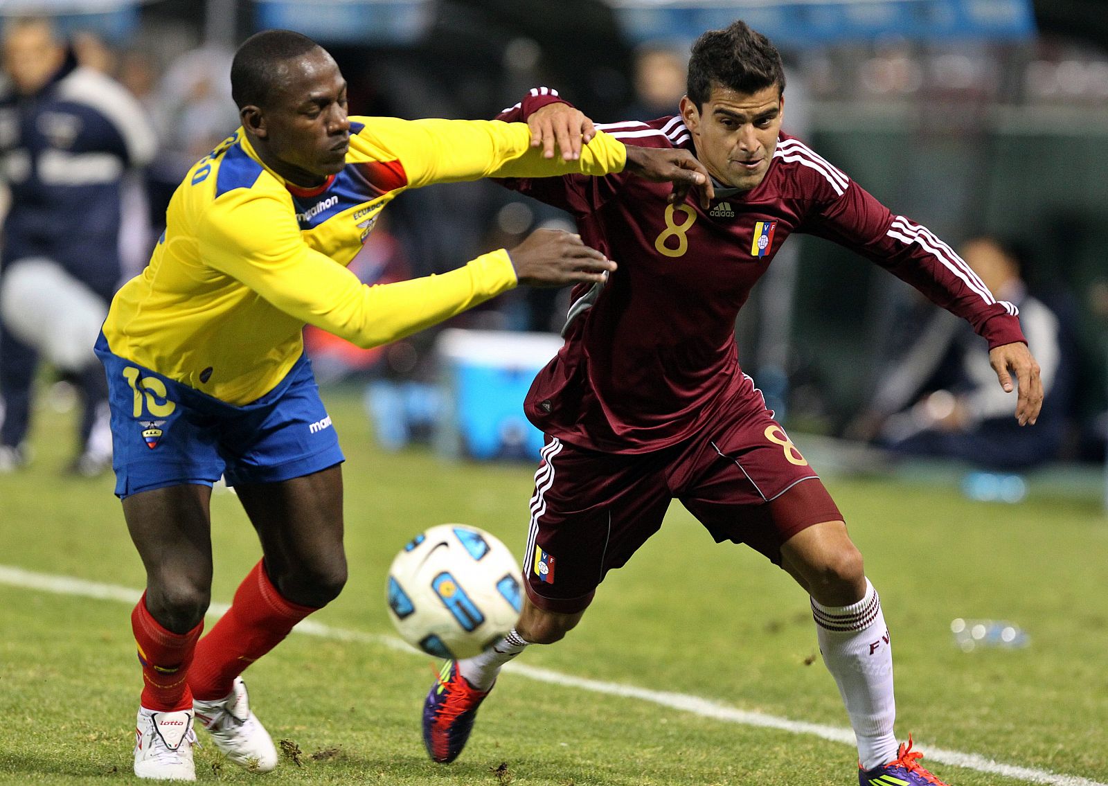 El jugador de fútbol de la selección de Venezuela Tomás Rincón (der) disputa el balón con Walter Ayoví (izq) de la selección de Ecuador.